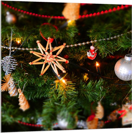 Acrylglas - Verschillende Ornamenten en Kerstballen in Kerstboom - 100x100 cm Foto op Acrylglas (Met Ophangsysteem)