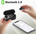 Handen houden een zwarte oortelefoon en oplaadcase vast, naast een smartphone met Bluetooth-instellingen.