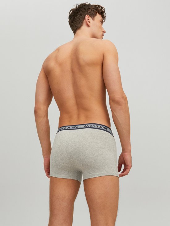 Man van achteren gezien met grijze Jack & Jones boxershort met donkerblauwe logo-elastische band.