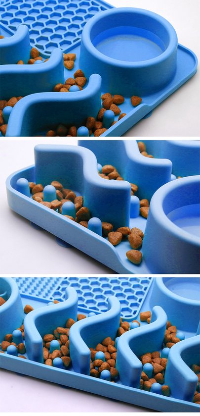 Close-up van de blauwe siliconen snuffelmat met verschillende voedselvakken.