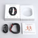 Fitness Tracker HR smartwatch, laadkabel en handleiding op witte achtergrond.