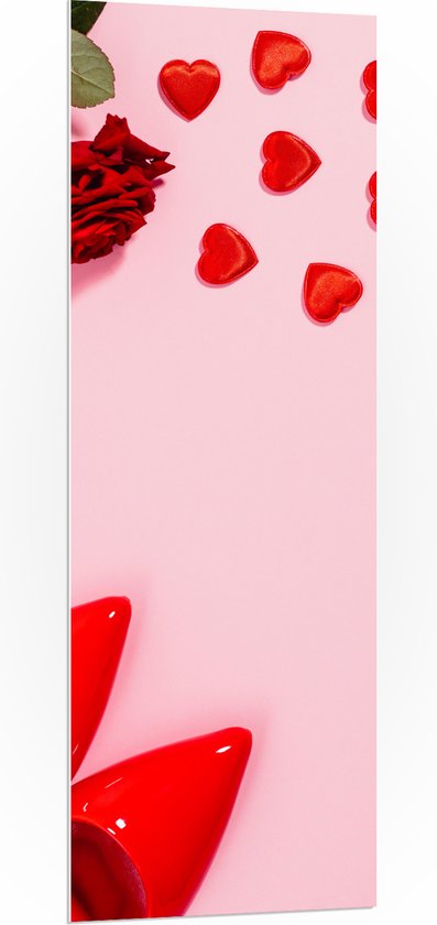 PVC Schuimplaat- Klassiek Rood Paar Hakken met Hartjes en Rode Roos op Lichtroze Achtergrond - 50x150 cm Foto op PVC Schuimplaat