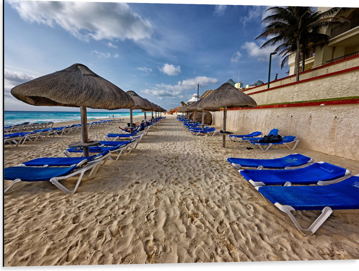 Dibond - Blauwe Ligbedden op Strand met Rieten Parasols - 80x60 cm Foto op Aluminium (Wand