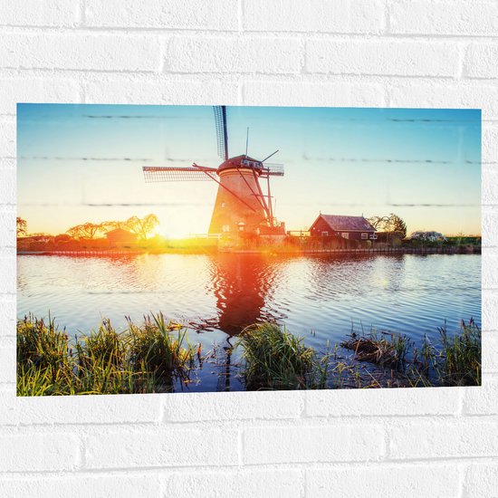 WallClassics - Muursticker - Zonlicht langs Hollandse Molen aan het Water - 75x50 cm Foto op Muursticker