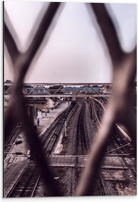 Dibond - Uitzicht op Verroest Station vanaf Spijlen van Brug - 40x60 cm Foto op Aluminium (Met Ophangsysteem)
