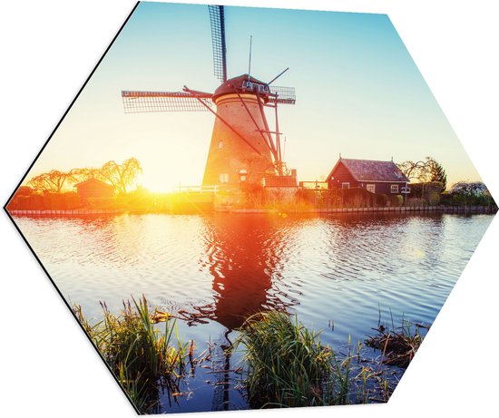 WallClassics - Dibond Hexagon - Zonlicht langs Hollandse Molen aan het Water - 70x60.9 cm Foto op Hexagon (Met Ophangsysteem)