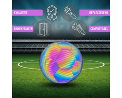 foto van Lichtgevende Voetbal + Ballenpomp Naald & Ballennet - Glow In The Dark Bal - Bright Colors - Reflecterend - Holografisch - Maat 5 - Kinderen en Volwassenen - Kerstcadeau