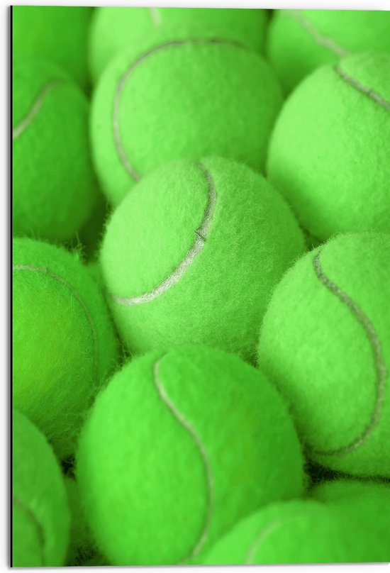 Dibond - Stapel Groene Tennisballen - 50x75 cm Foto op Aluminium (Wanddecoratie van metaal)