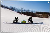 Tuinposter – Snowboard met Bril op Perfect Wintersport Landschap - 75x50 cm Foto op Tuinposter (wanddecoratie voor buiten en binnen)