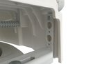 Detail van de bevestigingsmechanisme aan de onderkant van een witte toiletverhoger.