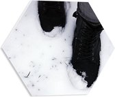 PVC Schuimplaat Hexagon - Zwarte Laarzen in de Sneeuw - 40x34.8 cm Foto op Hexagon (Met Ophangsysteem)