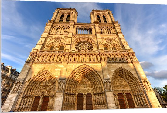 WallClassics - PVC Schuimplaat - Vooraanzicht van de Notre Dame in Parijs - 120x80 cm Foto op PVC Schuimplaat (Met Ophangsysteem)