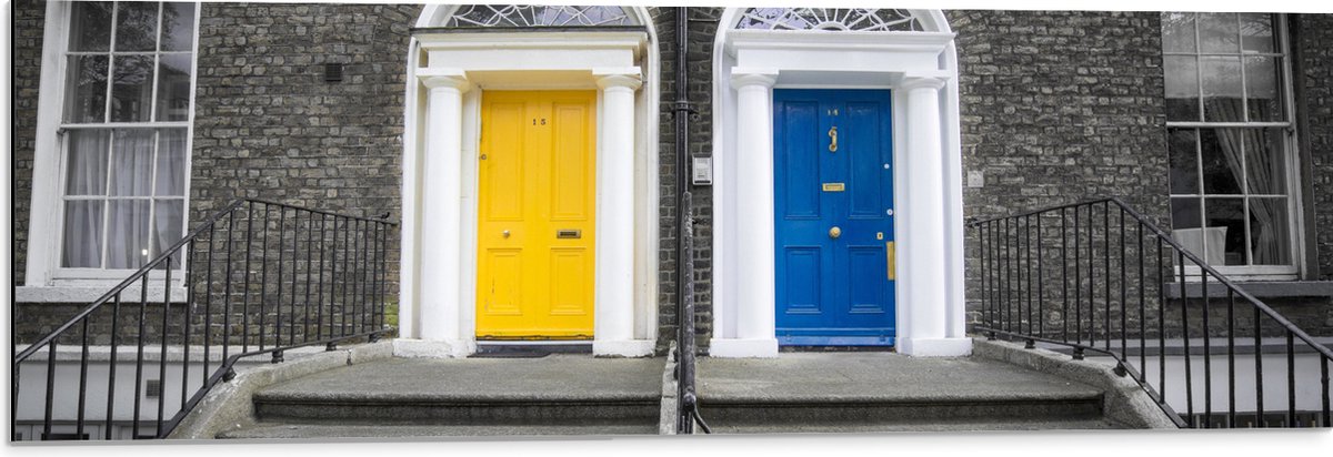 Dibond - Gebouw met Gele en Blauwe Voordeuren - 90x30 cm Foto op Aluminium (Met Ophangsyst