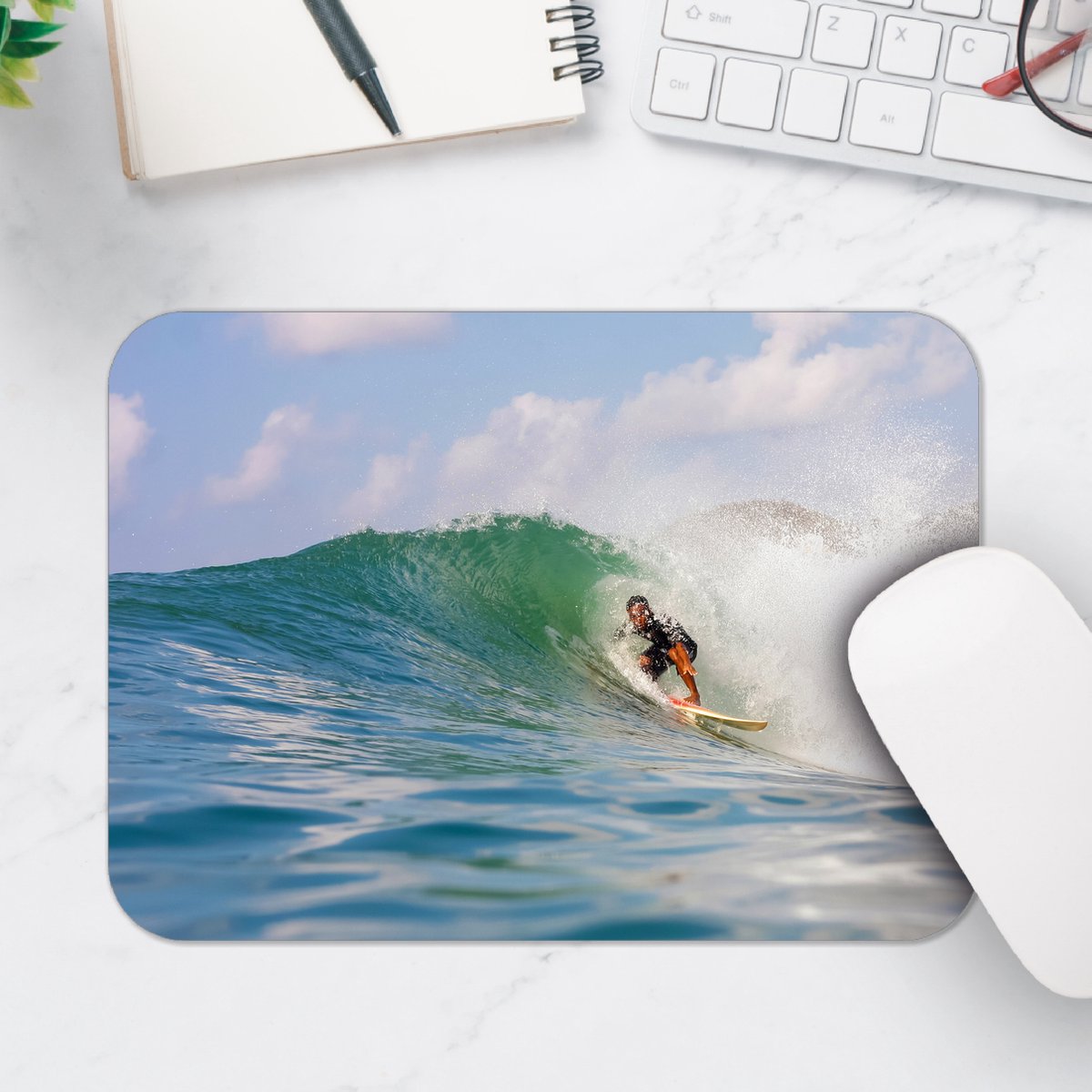 Muismat - Surfer in Actie door Golf - 25x18 cm - 2 mm Dik - Muismat van Vinyl