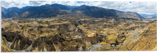 WallClassics - Acrylglas - Uitzicht over Bergen in Peru - 90x30 cm Foto op Acrylglas (Wanddecoratie op Acrylaat)