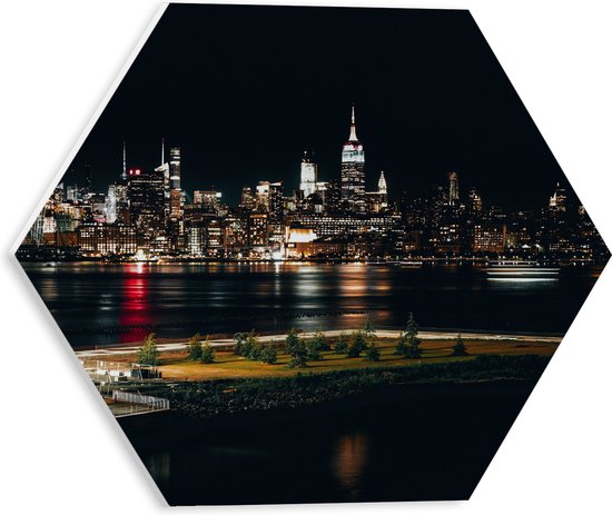 PVC Schuimplaat Hexagon - Skyline in New York in de Nacht - 30x26.1 cm Foto op Hexagon (Met Ophangsysteem)