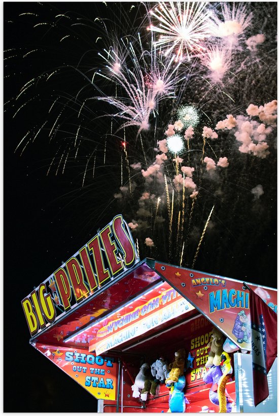 Poster Glanzend – Vuurwerklshow boven Stand op Kermis - 60x90 cm Foto op Posterpapier met Glanzende Afwerking