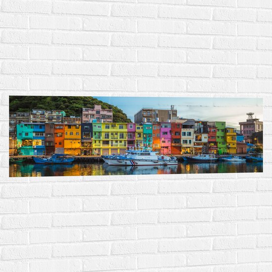 Muursticker - Gekleurde Huizen aan de Kust van Taiwan in de Avond - 120x40 cm Foto op Muursticker
