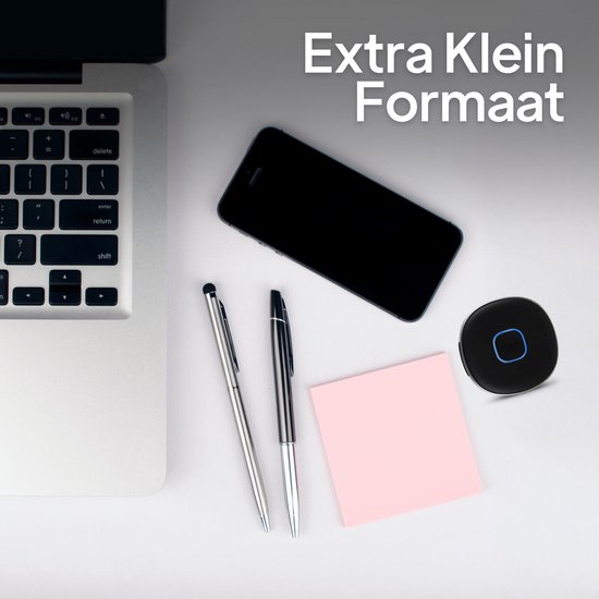 Zwarte, ronde Techard Bluetooth-ontvanger naast een smartphone, twee pennen en een roze post-it, op een witte achtergrond.