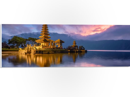PVC Schuimplaat - Gouden Lagen Pura Ulun Danu Bratan Tempel langs het Meer in Indonesië - 60x20 cm Foto op PVC Schuimplaat (Met Ophangsysteem)