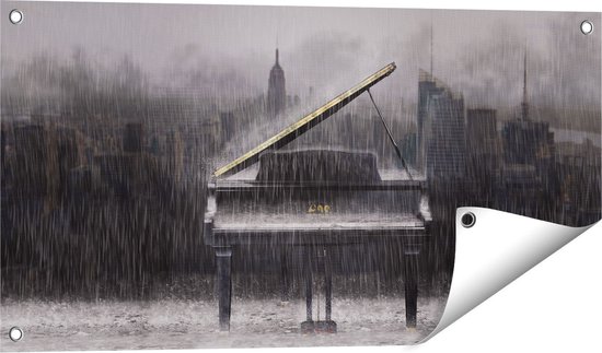 Gards Tuinposter Piano in de Regen voor een Stad - 80x40 cm - Tuindoek - Tuindecoratie - Wanddecoratie buiten - Tuinschilderij