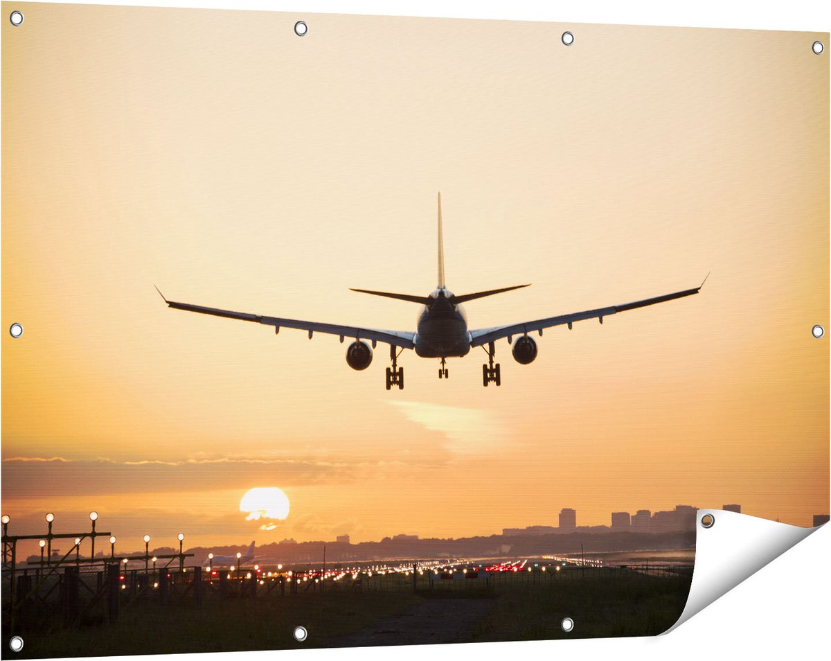 Gards Tuinposter Vliegtuig Landt tijdens Zonsondergang - 120x80 cm - Tuindoek - Tuindecoratie - Wanddecoratie buiten - Tuinschilderij Multikleur