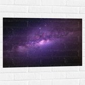 WallClassics - Muursticker - Paarse Gloed over Sterrenhemel in Heelal - 75x50 cm Foto op Muursticker