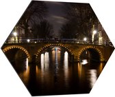 Dibond Hexagon - Verlichte Amsterdamse Gracht in de Nacht - 80x69.6 cm Foto op Hexagon (Met Ophangsysteem)
