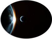 PVC Schuimplaat Ovaal - Maan langs de Aarde in het Heelal - 96x72 cm Foto op Ovaal (Met Ophangsysteem)