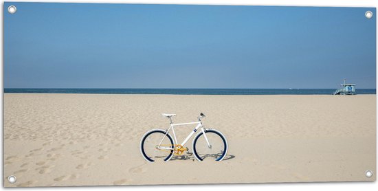 Tuinposter – Witte Mountainbike Fiets geparkeerd op het Strand aan de Kust - 100x50 cm Foto op Tuinposter (wanddecoratie voor buiten en binnen)