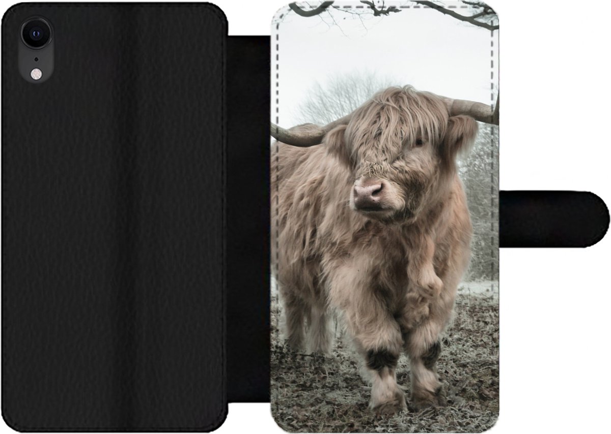 Telefoonhoesje Geschikt voor iPhone XR telefoonhoesje - Schotse hooglander - Natuur - Herfst - Dieren - Wild - Bos - Met vakjes - Wallet case met magneetsluiting