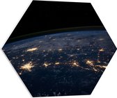 PVC Schuimplaat Hexagon - Uitzicht op deel van de Aarde in het Donkere vanuit Heelal - 60x52.2 cm Foto op Hexagon (Met Ophangsysteem)