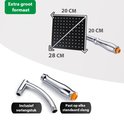 De zwarte XL douchekop van 28 cm met chromen greep en aansluiting, en een verlengstuk worden getoond.