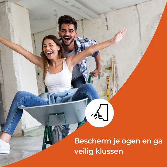 Vrolijk stel in een bouwwagen, man duwt vrouw vooruit.