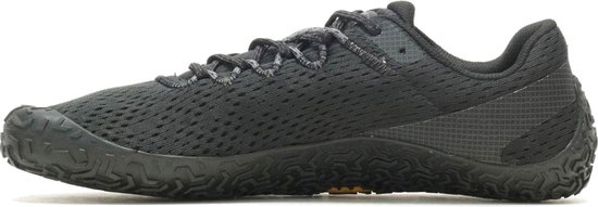 Zwarte Merrell sportschoen, zijaanzicht. Gestructureerde zool en veters.