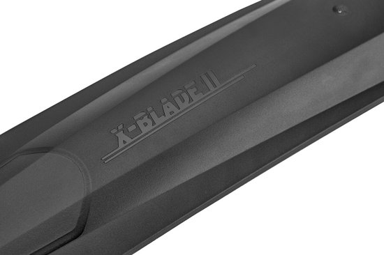 Detailopname van de X-Blade II tekst in reliëf op het zwarte spatbord.