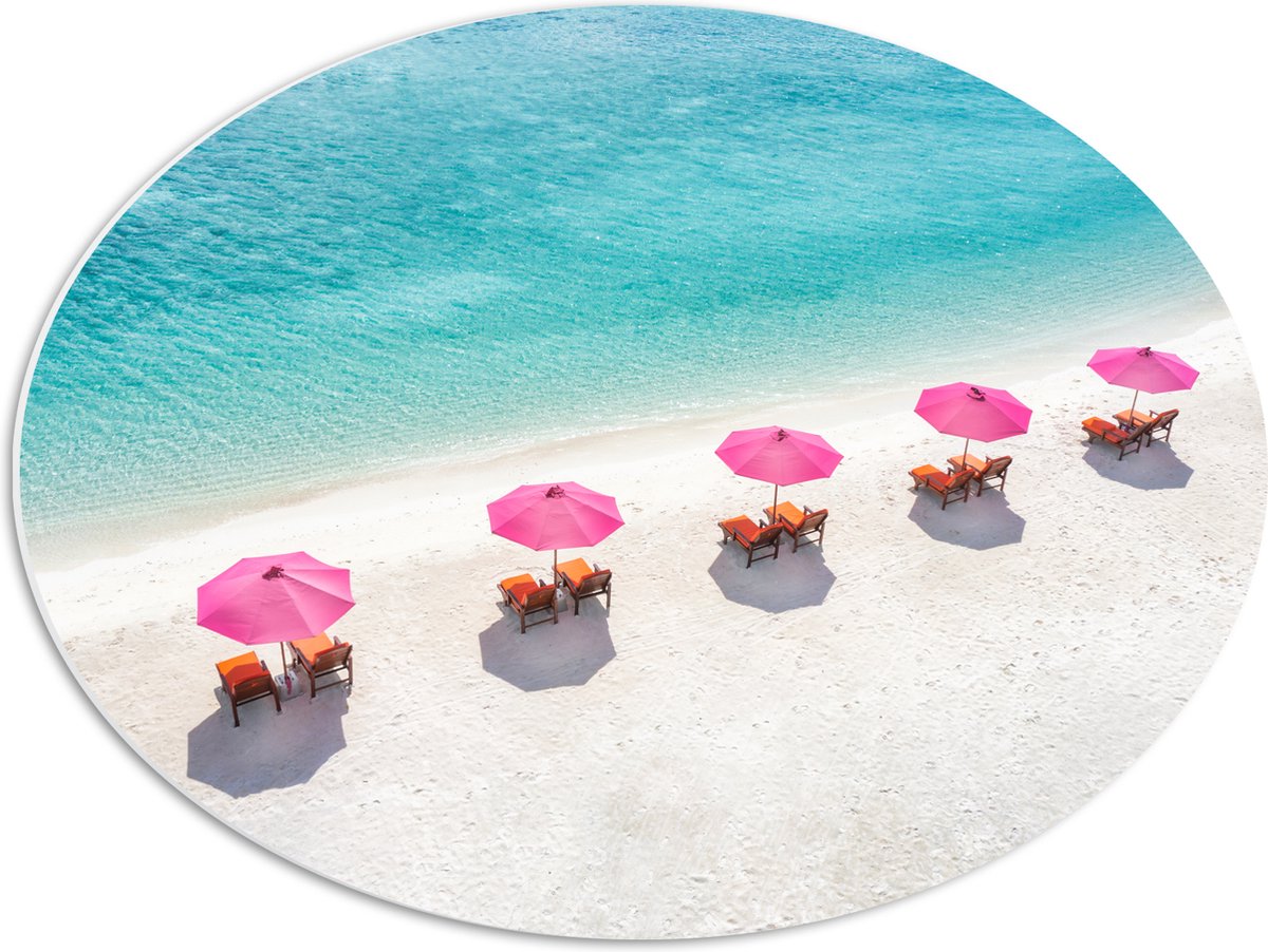 PVC Schuimplaat Ovaal - Ligbedden onder Roze Parasols op het Witte Strand bij Blauwe Oceaan - 56x42 cm Foto op Ovaal (Met Ophangsysteem)