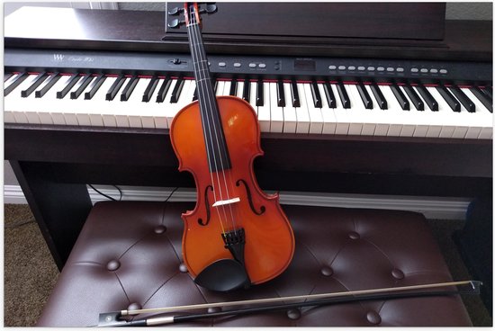 Rood-bruine viool met strijkstok op een bruine lederen kruk voor een donkere piano.