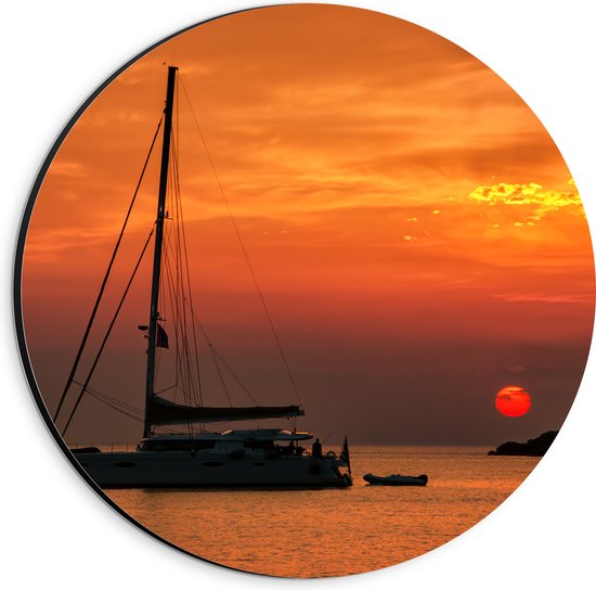 Dibond Muurcirkel - Zeilboot Varend op de Griekse Zee bij Vuurrode Zonsondergang - 20x20 cm Foto op Aluminium Muurcirkel (met ophangsysteem)