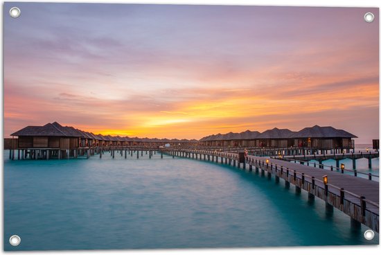 Tuinposter – Zonsondergang bij Vakantie Resorts op Zee van Maledieven - 75x50 cm Foto op Tuinposter (wanddecoratie voor buiten en binnen)