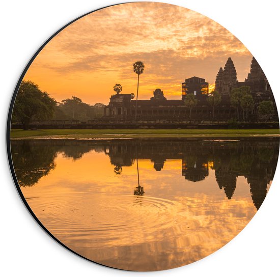 Dibond Muurcirkel - Zonsondergang boven Water langs Tempel - 20x20 cm Foto op Aluminium Muurcirkel (met ophangsysteem)