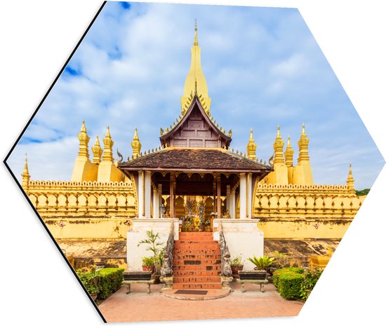 Dibond Hexagon - Vooraanzicht van Pha That Luang Tempel in Vientiane onder Sluierbewolking, Laos - 50x43.5 cm Foto op Hexagon (Met Ophangsysteem)