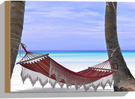 WallClassics - Hout - Rode Ibiza Hangmat op Tropisch Strand - 40x30 cm - 9 mm dik - Foto op Hout (Met Ophangsysteem)