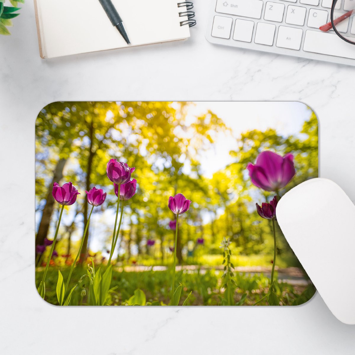 Muismat - Tulpen bij Elkaar in een Bos - 25x18 cm - 2 mm Dik - Muismat van Vinyl