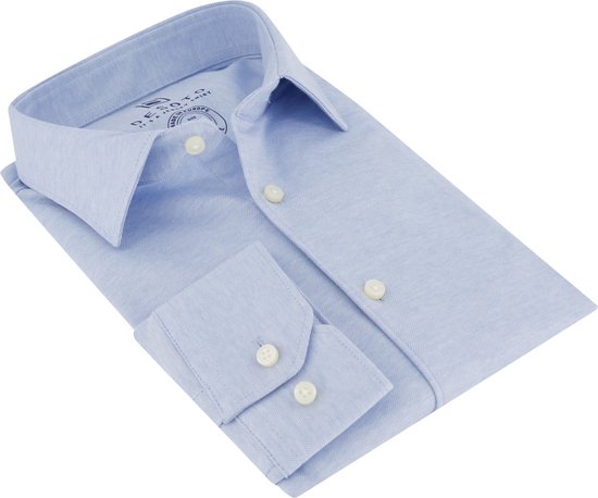 Chemise en jersey bleu clair, pliée, avec boutons