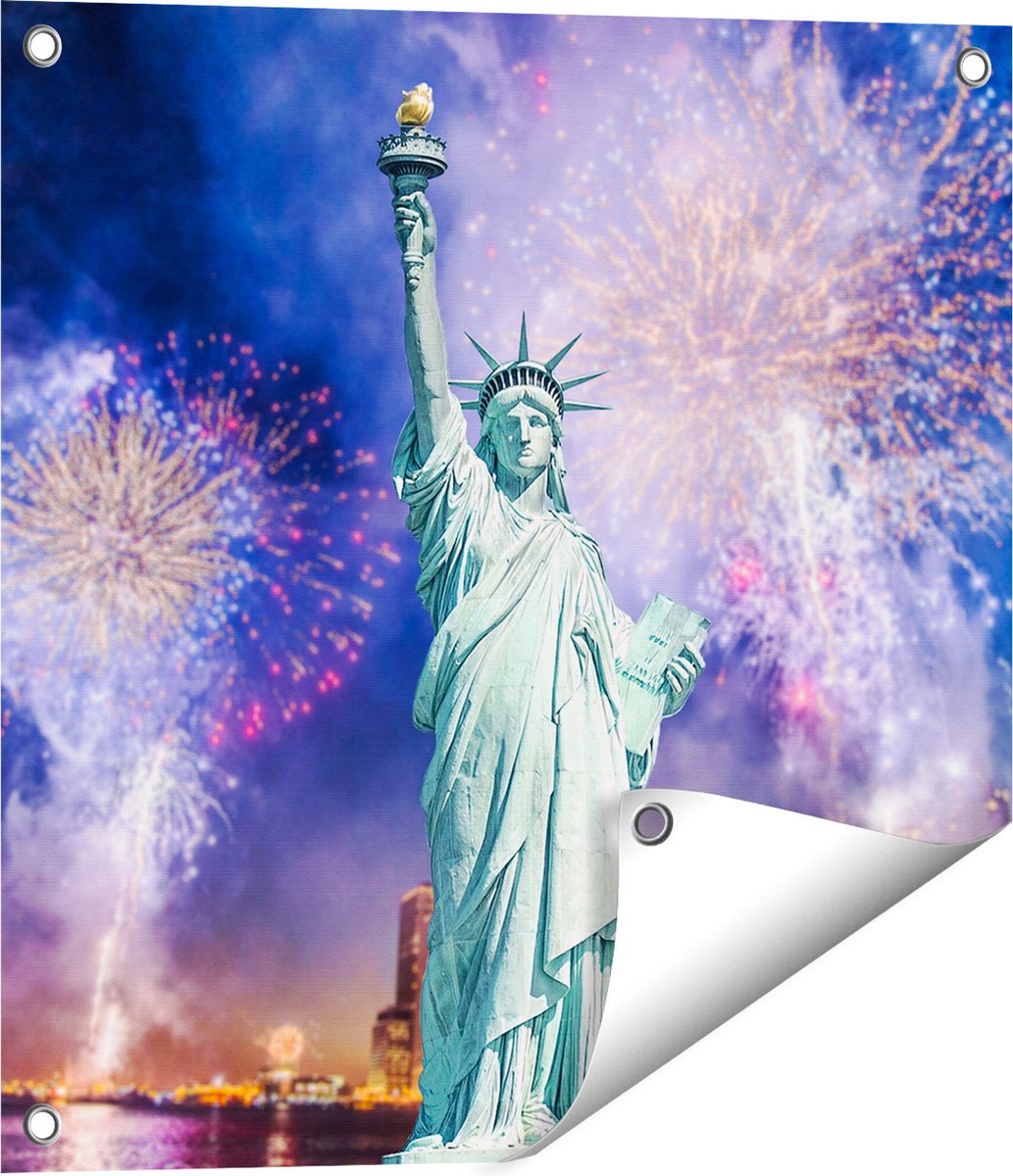 Gards Tuinposter Vrijheidsbeeld in New York met Vuurwerk - 50x50 cm - Tuindoek - Tuindecoratie - Wanddecoratie buiten - Tuinschilderij Multikleur