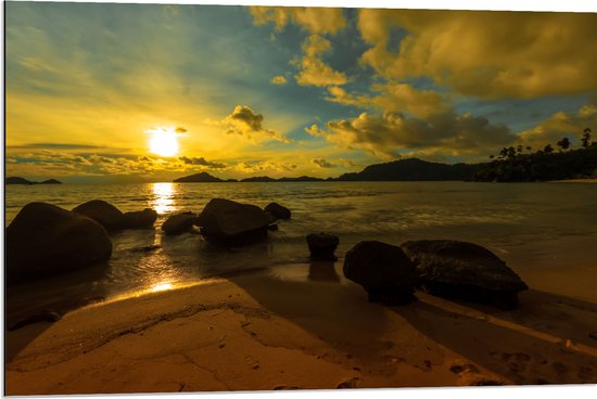 Dibond - Felle Zonnestralen over het Wateroppervlak bij het Strand - 90x60 cm Foto op Aluminium (Met Ophangsysteem)