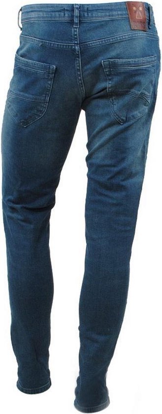 Donkerblauwe spijkerbroek, slim fit, met op de rug zakken en een logo patch.