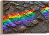 Hout - Regenboog Lichtstralen op Stenen - 75x50 cm - 9 mm dik - Foto op Hout (Met Ophangsysteem)