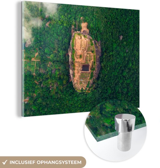 MuchoWow® Glasschilderij 40x30 cm - Schilderij acrylglas - Drone-shot van de Sigiriya steen tussen de bossen in Sri Lanka - Foto op glas - Schilderijen